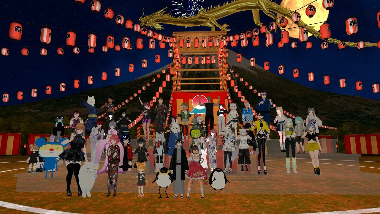VRChat「フジヤマ納涼祭」のやぐらと参加者が写る公式画像