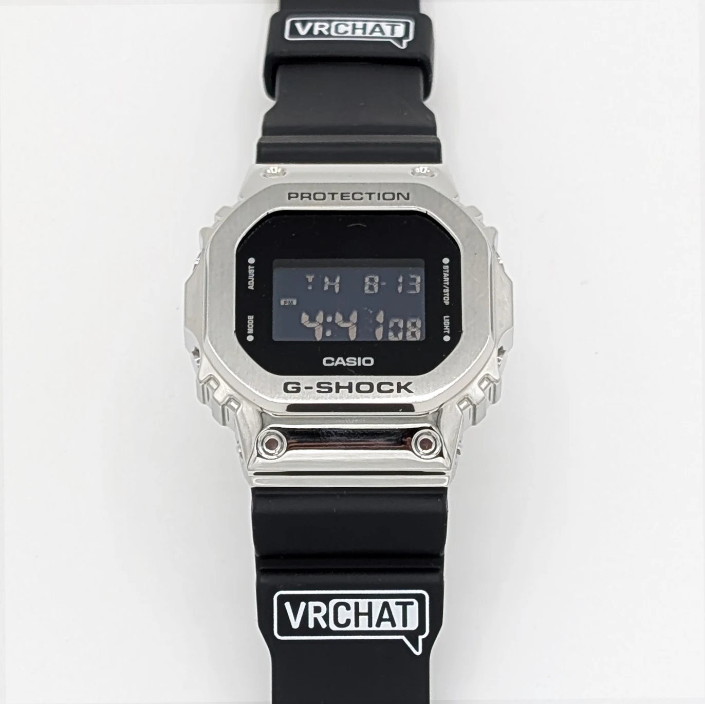 ベルトと文字盤にVRChatロゴが入った実物のG-SHOCK